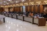 در چهاردهمین نشست کمیسیون مسئولیت اجتماعی شرکتی مطرح شد اجماع و مطالبه عمومی برای حل مشکل آلودگی هوای اصفهان  چهاردهمین نشست کمیسیون مسئولیت اجتماعی شرکتی اتاق بازرگانی اصفهان به‌منظور بررسی برنامه‌ها و اهداف کمیته‌های تخصصی برگزار شد.  به گزارش واحد توسعه ارتباطات اتاق بازرگانی اصفهان، در این جلسه 